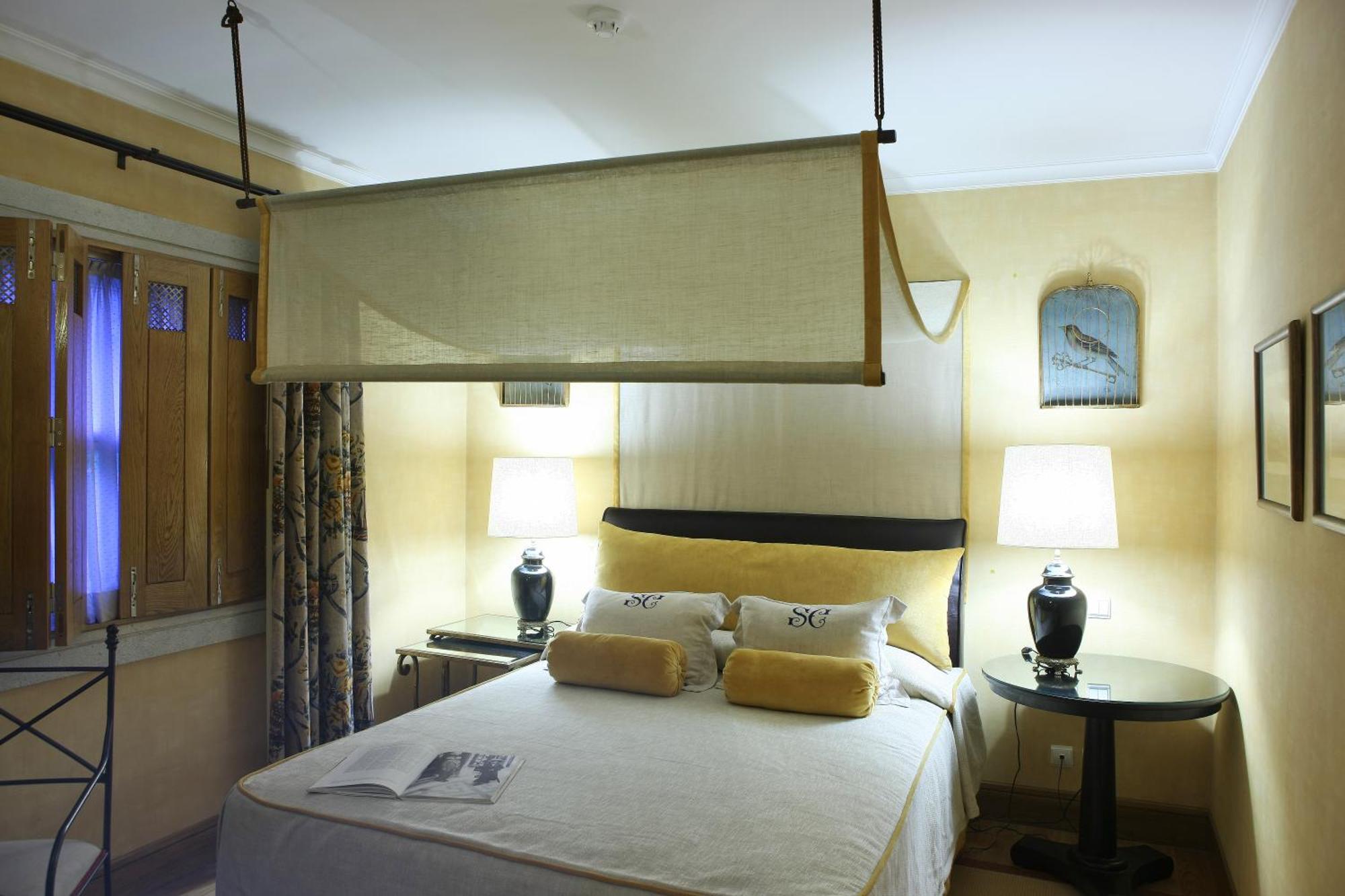 Petite Castelo Room
